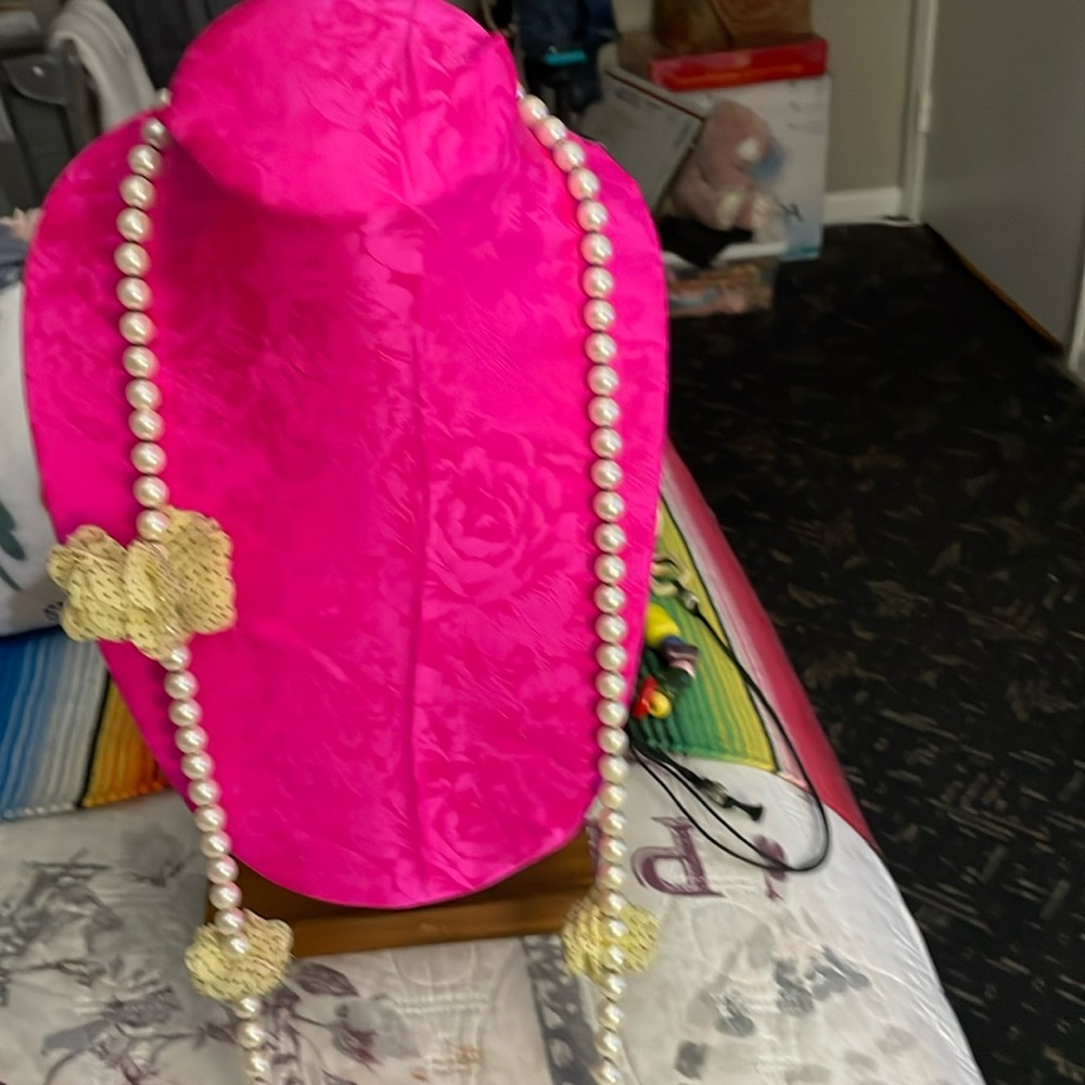 Long pearl necklace, with flowers.